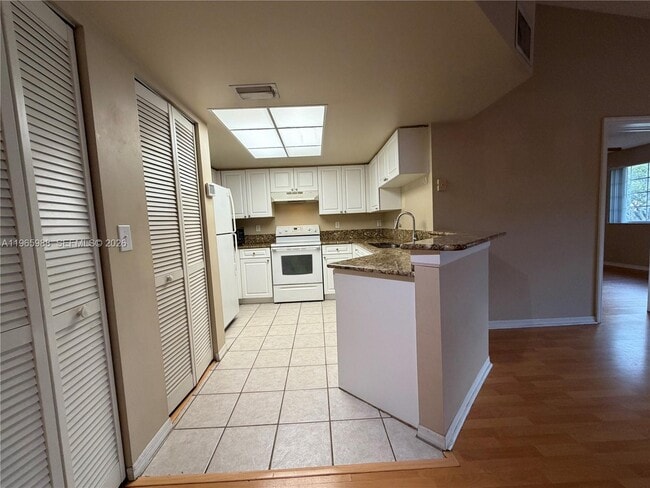 Foto del edificio - 1600 Crestwood Ct S