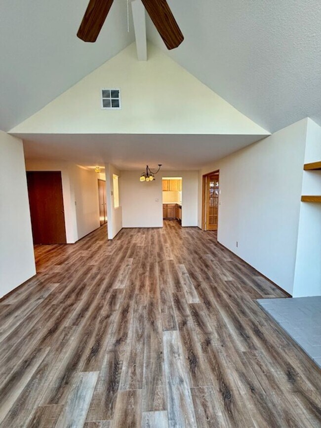 Foto del edificio - Lovely NE 3 Bedroom Home w/Large Yard & Mowing Included!