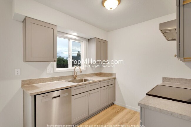Building Photo - 2-Bedroom Home W/ Parking and Modern Kitch...