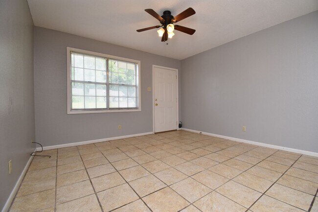 Building Photo - Centrally Located 3 Bedroom Home!