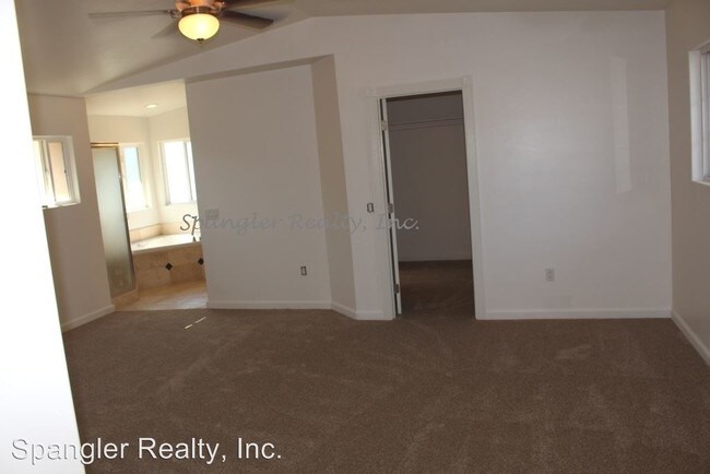 Building Photo - 1450 Warmlands Ave