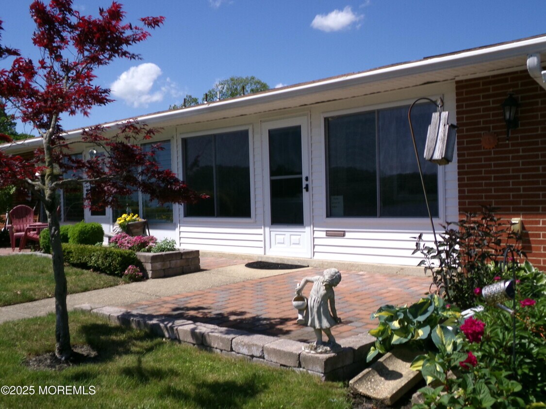 Foto principal - 651C Plymouth Dr