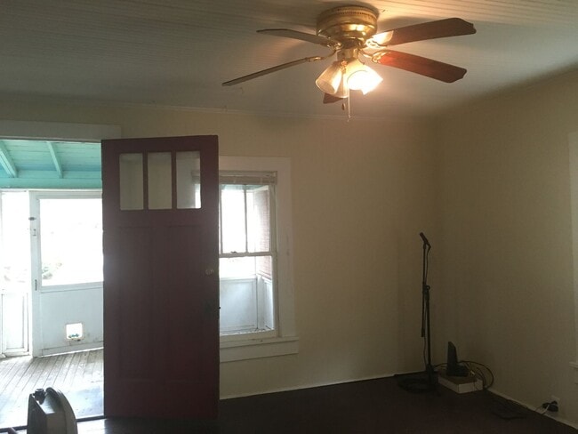 Building Photo - Live Easy on Easy St.!