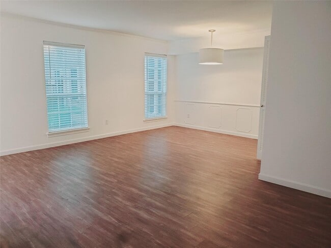 Building Photo - 361 N Post Oak Ln