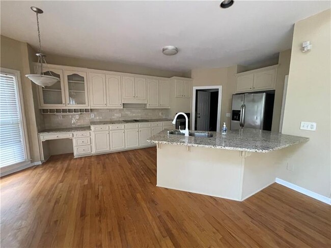 Building Photo - 220 Forest Ct