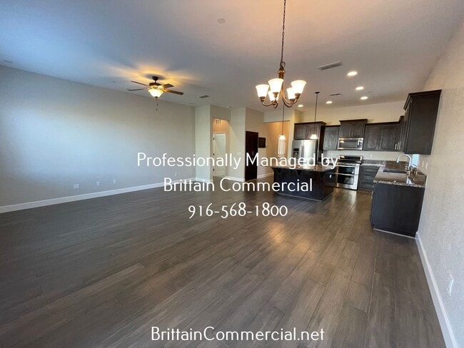 Building Photo - Spacious, Modern and An Absolute Must See ...