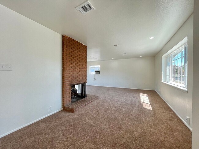 Building Photo - Three Bedroom Single Level Napa Home