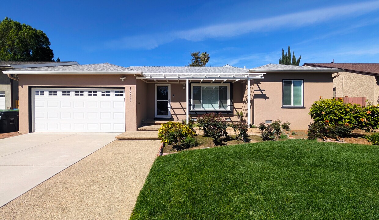Foto principal - 16955 Bassett St