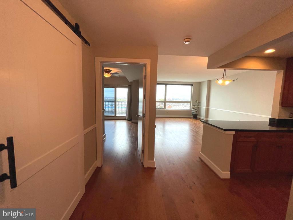 Foto principal - 717 S Christopher Columbus Blvd