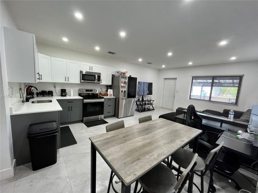 Primary Photo - 2 bedroom in Miami FL 33150