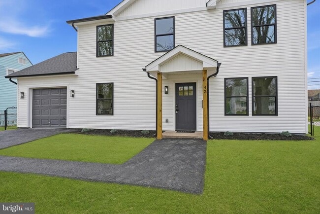 Building Photo - 213 Holly Dr