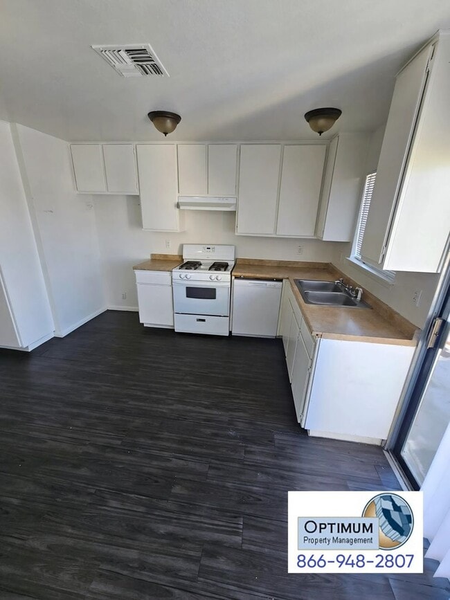 Foto del edificio - 15875 Green Hill Dr