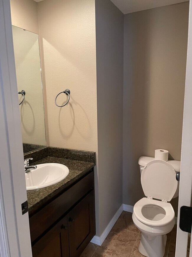 Foto del edificio - Beautiful all brick 4 bedroom home!