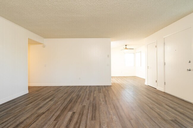 Foto del edificio - 1125 Meadow Lake Dr