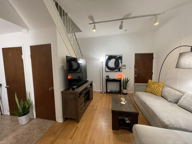 Building Photo - 448 W Saint James Pl