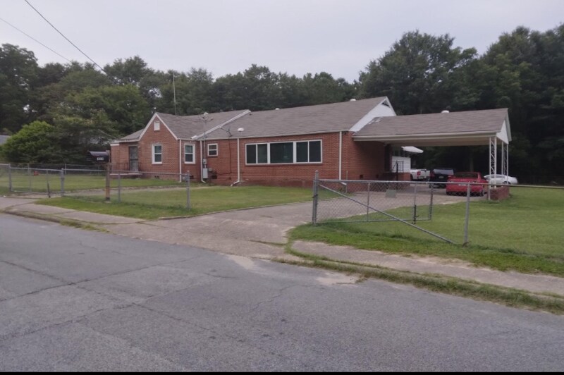 Primary Photo - 404 Brown St