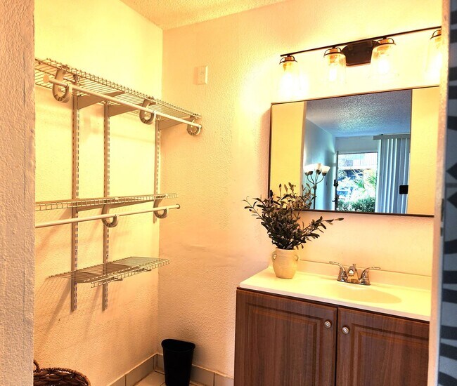 Building Photo - Studio/Efficiency Condo Near Florida Mall;...