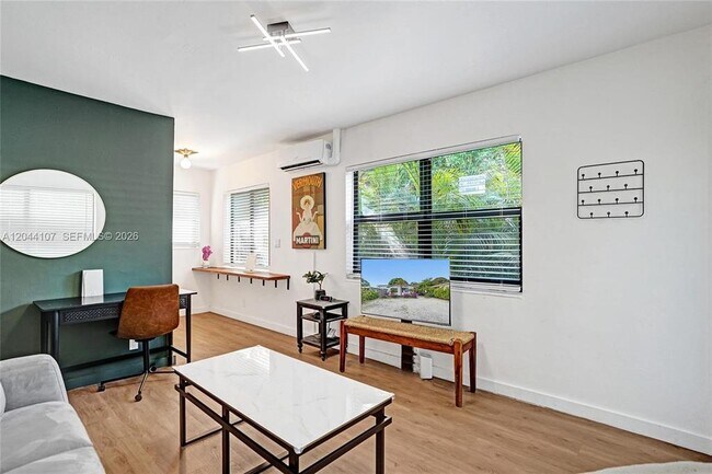 Foto del edificio - 754 NE 40th St