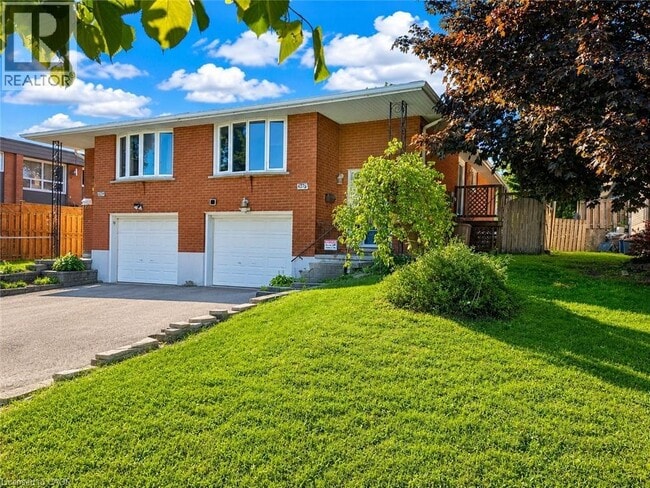 Building Photo - 637B SILVERBIRCH Road