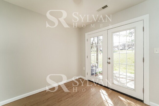 Foto del edificio - Enjoy living the good life in this 3 bedroom, 1.5 bathroom townhome