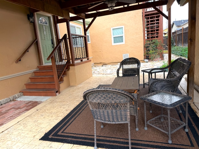 Foto del edificio - 220 E Home St