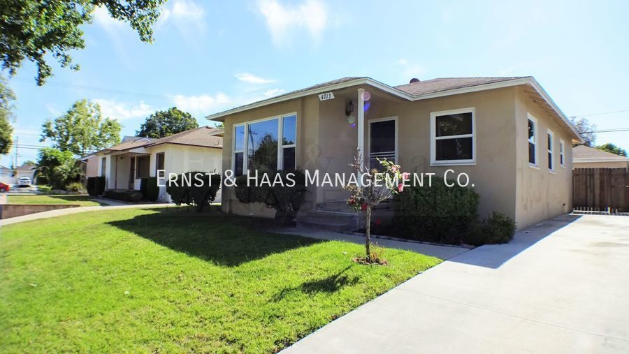 Foto principal - Beautiful 3 bedroom Home in Prime Lakewood...