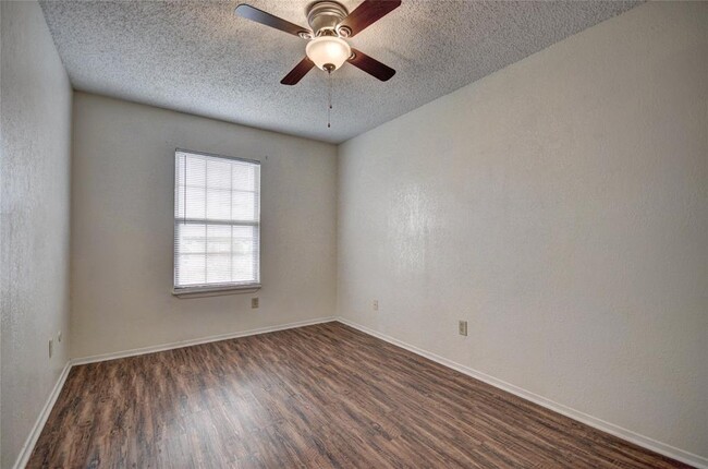 Foto del edificio - 6321 Richland Plaza Dr