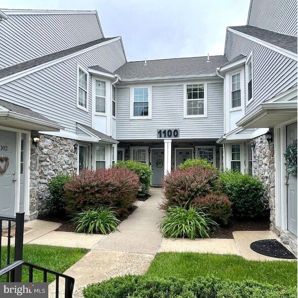 Building Photo - 1104 Mews Dr