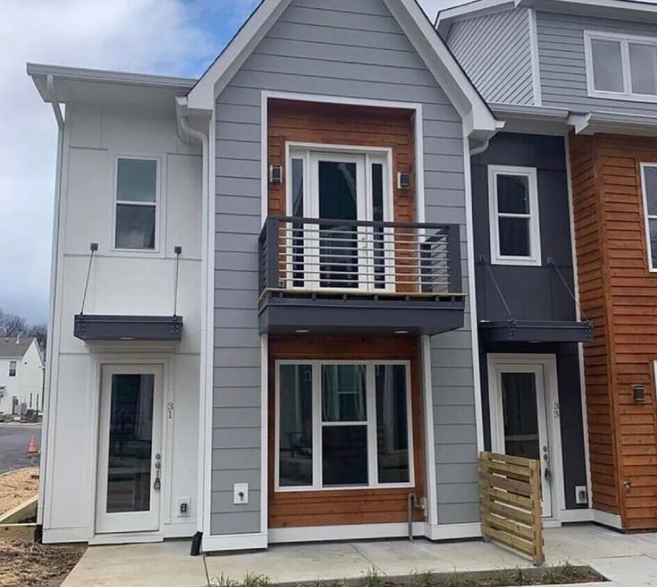 Foto principal - Spacious Townhome w/garage