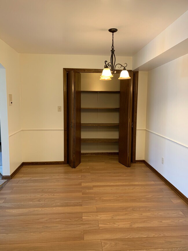 Building Photo - 1220 Camellia Dr
