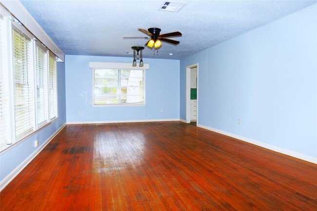 Building Photo - 609 Magnolia St