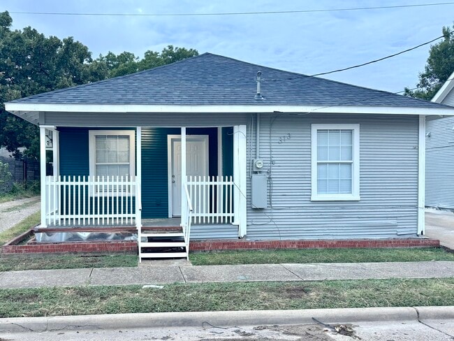 Building Photo - 313 N Llewellyn Ave