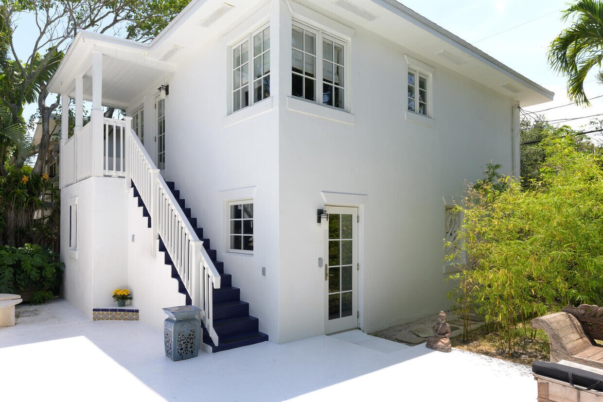 123 N Palmway Unit Guest House, Lake Worth, FL 33460 Room for Rent in
