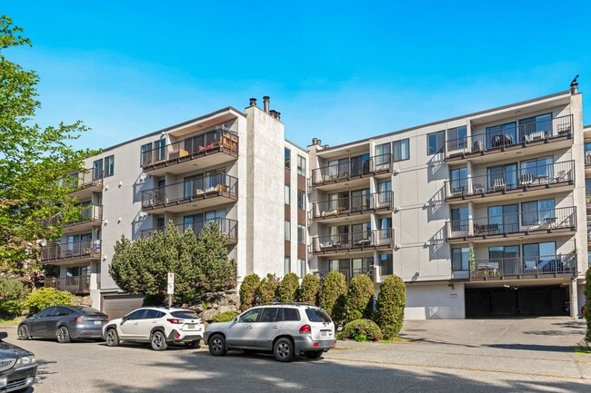 Building Photo - Large One bedroom condo with New Flooring, W/D, Parking, and WSG included!!