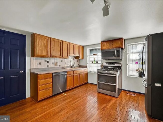 Cocina del primer piso - 1005 S Kenwood Ave