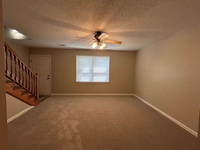 Building Photo - Mallwood- 2 Bedroom, 1.5 Bath Townhouse