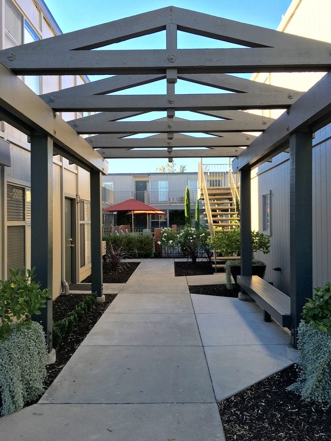 Kathleen Courtyard Entry - Olive Tree Apartments