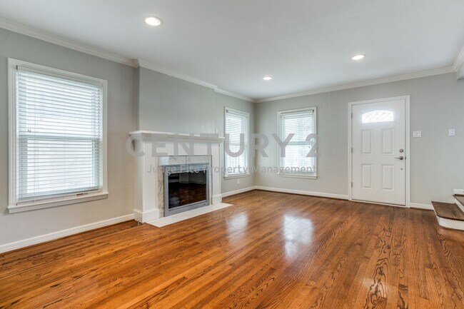 Building Photo - Renovated 2-Story 2/1.5/2 Duplex For Rent!