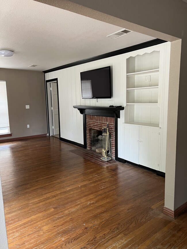 Building Photo - 3718 Seguin Dr
