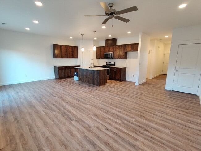 Foto del edificio - Contemporary Townhome with Open Floor Plan...