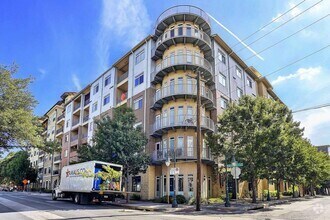 Building Photo - 910 W 25th St