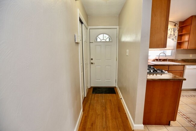 Foto del edificio - Available 06-22-26! Updated Waterfront Home! Extras Like Workshop & Sunroom, Pet Friendly, Hardwo...