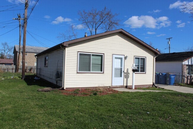 Foto del edificio - 23848 Stewart Ave