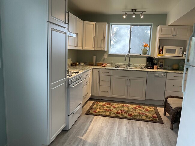 Cocina nueva totalmente equipada, lavavajillas, cocina a gas, microondas/horno con ventilador/triturador de basura nuevo y grande. - 418 N Laguna St