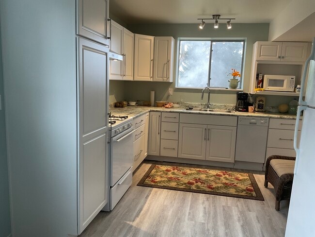 Fully equipped new kitchen , Dishwasher, Gas cooking, Large new Microwave/ Oven fan/ garbage disp. - 418 N Laguna St