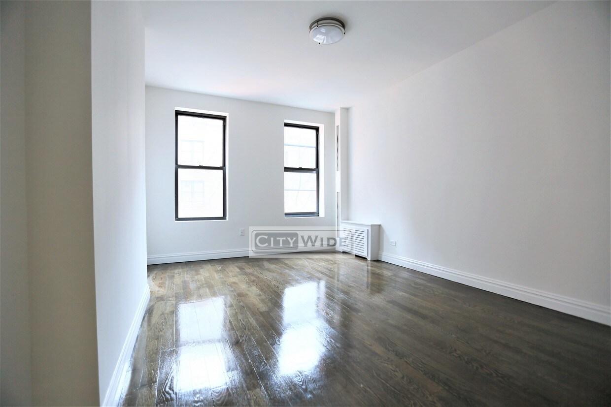 Primary Photo - 216 E 89th St