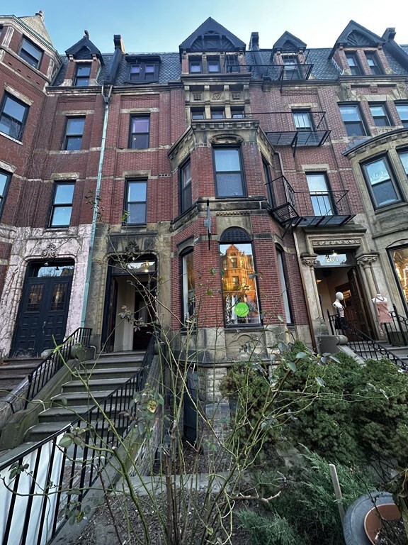 Building Photo - 262 Newbury St