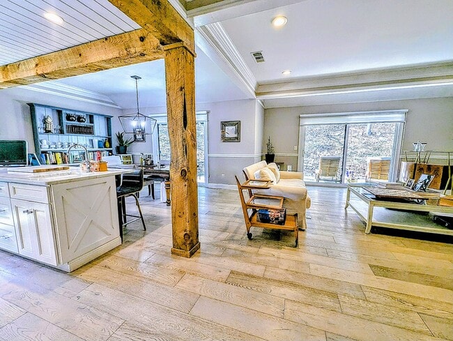 Building Photo - 1036 Heritage Vlg