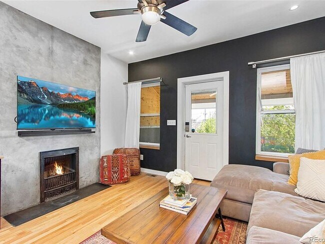 Foto del edificio - In the Heart of Highlands 2 Bedroom 1 Bath Row Home!