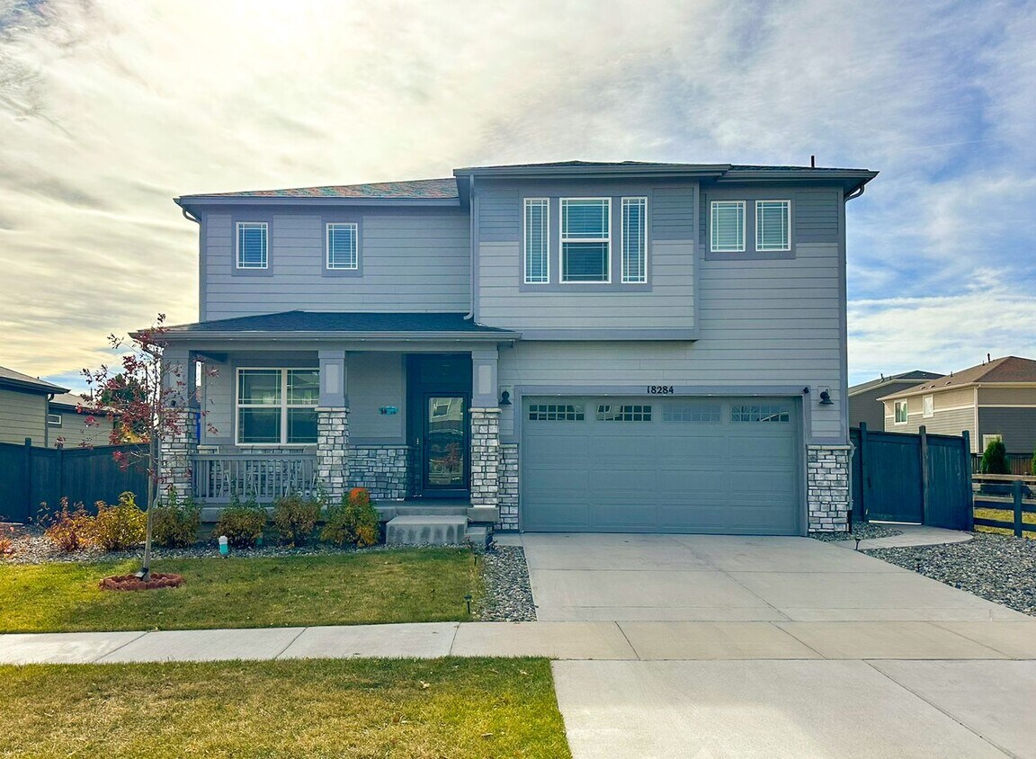 Foto principal - Almost Brand New Meadowlark 4bd 3.5ba home